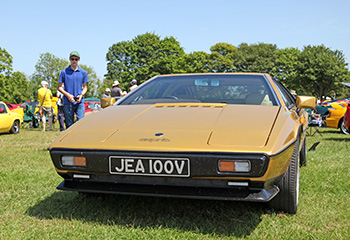 Castle_Combe_Circuit_Lotus_Esprit_S2_Gold