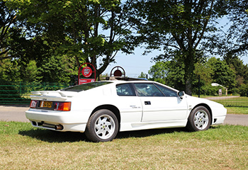 Castle_Combe_Circuit_Lotus_Esprit_SE