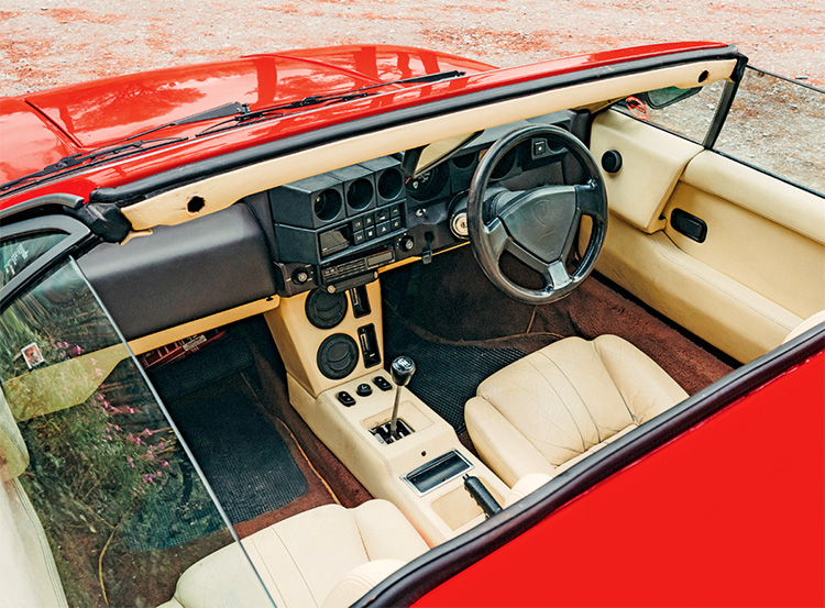 Lamborghini_Jalpa_Interior