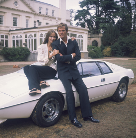 Lotus_Esprit_Roger_Moore_Barbara_Bach