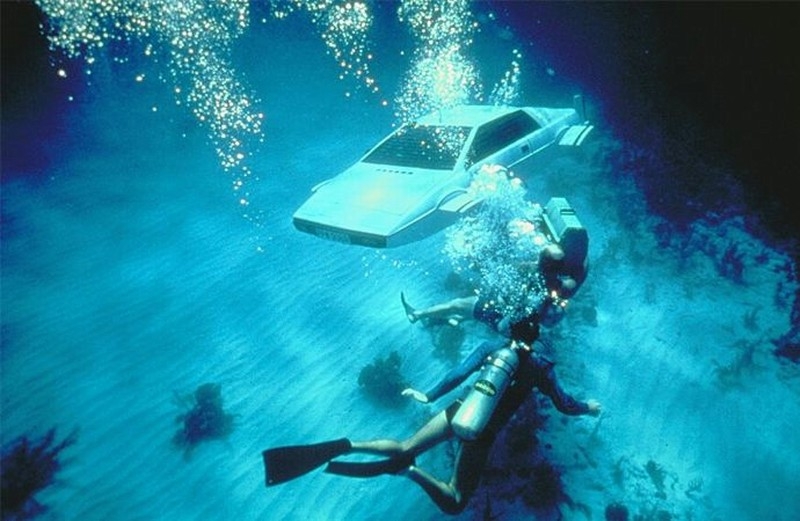 Lotus_Esprit_S1_Submarine.jpg