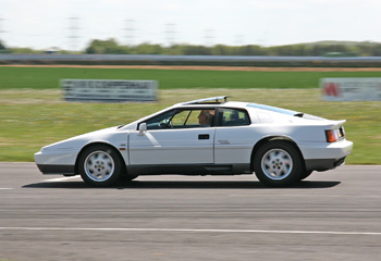 Lotus_Esprit_Turbo_1987_White_On_Castle_Combe_Track