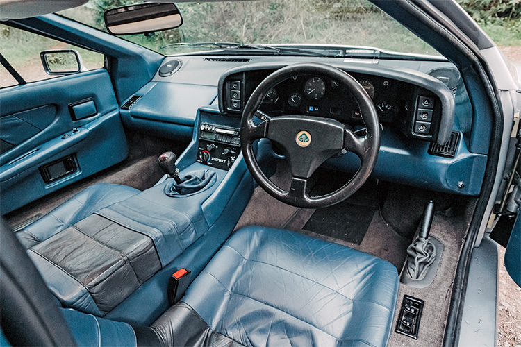 Lotus_Esprit_Turbo_Blue_Leather_Interior