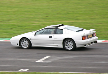 Lotus_Esprit_Turbo_SE_1990_White_on_track