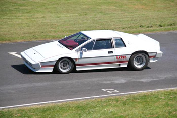 Lotus_Esprit_Turbo_White_Castle_Combe