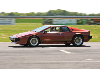 Lotus_Turbo_Esprit_Copper_On_Castle_Combe_Track