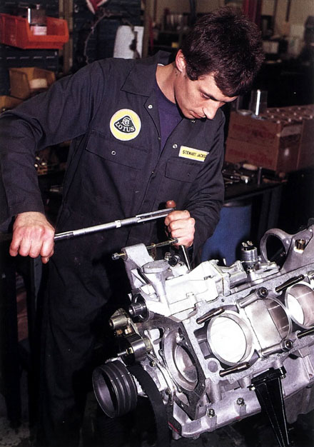 Assembly_of_Lotus_Esprit_Engine
